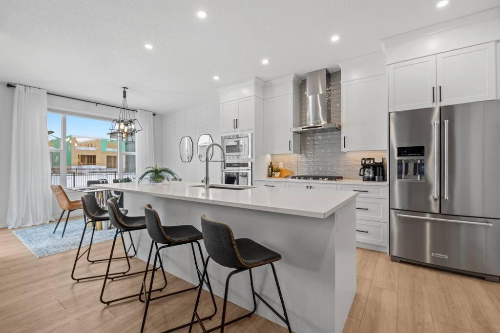 Luxury-4Bed With Ac-86"Tv-Brandnew In Cranston, Calgary Villa Exterior photo