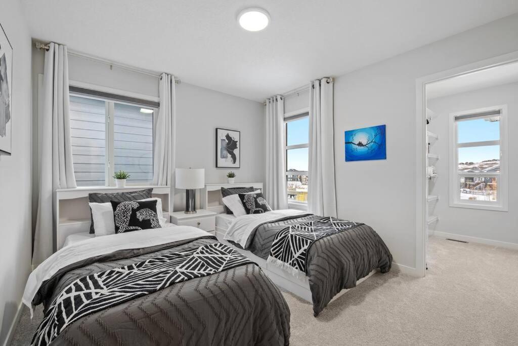 Luxury-4Bed With Ac-86"Tv-Brandnew In Cranston, Calgary Villa Exterior photo
