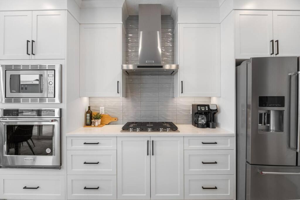 Luxury-4Bed With Ac-86"Tv-Brandnew In Cranston, Calgary Villa Exterior photo
