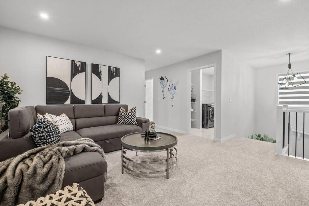 Luxury-4Bed With Ac-86"Tv-Brandnew In Cranston, Calgary Villa Exterior photo