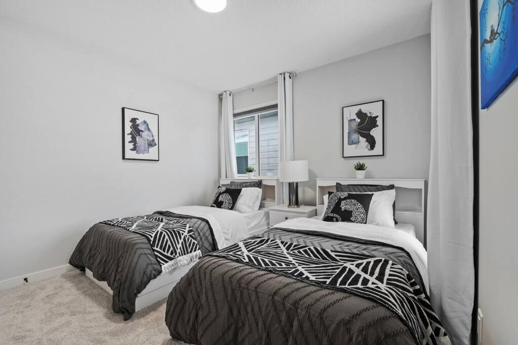 Luxury-4Bed With Ac-86"Tv-Brandnew In Cranston, Calgary Villa Exterior photo