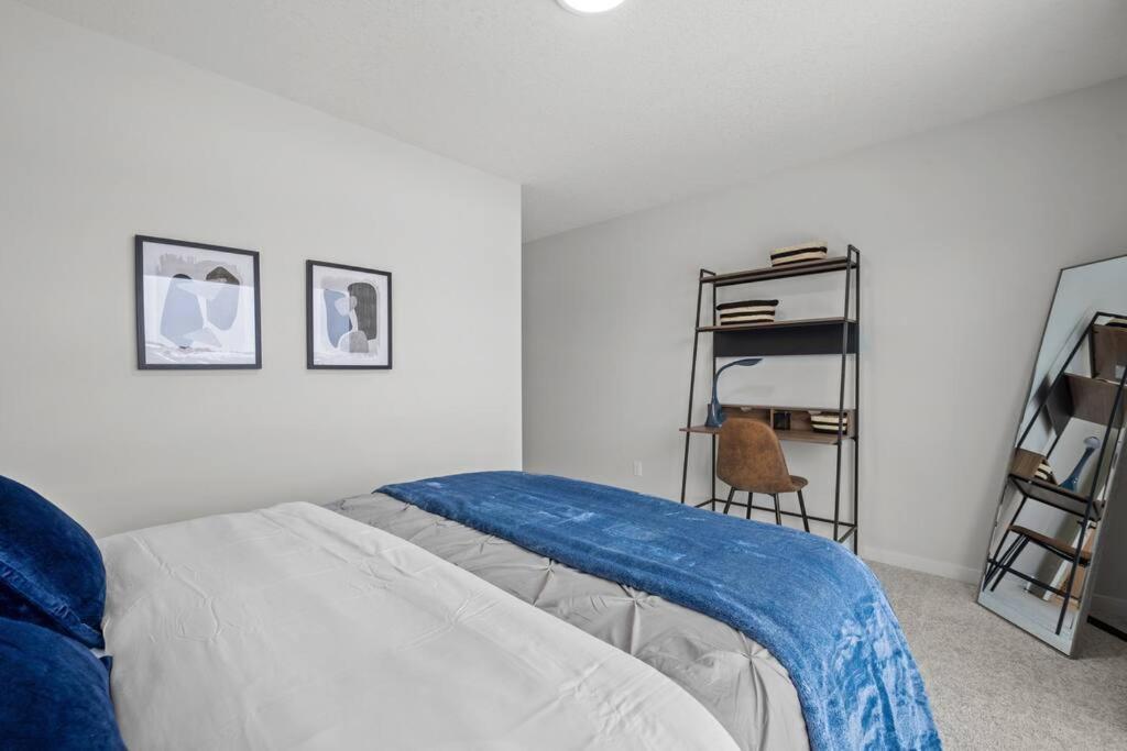 Luxury-4Bed With Ac-86"Tv-Brandnew In Cranston, Calgary Villa Exterior photo