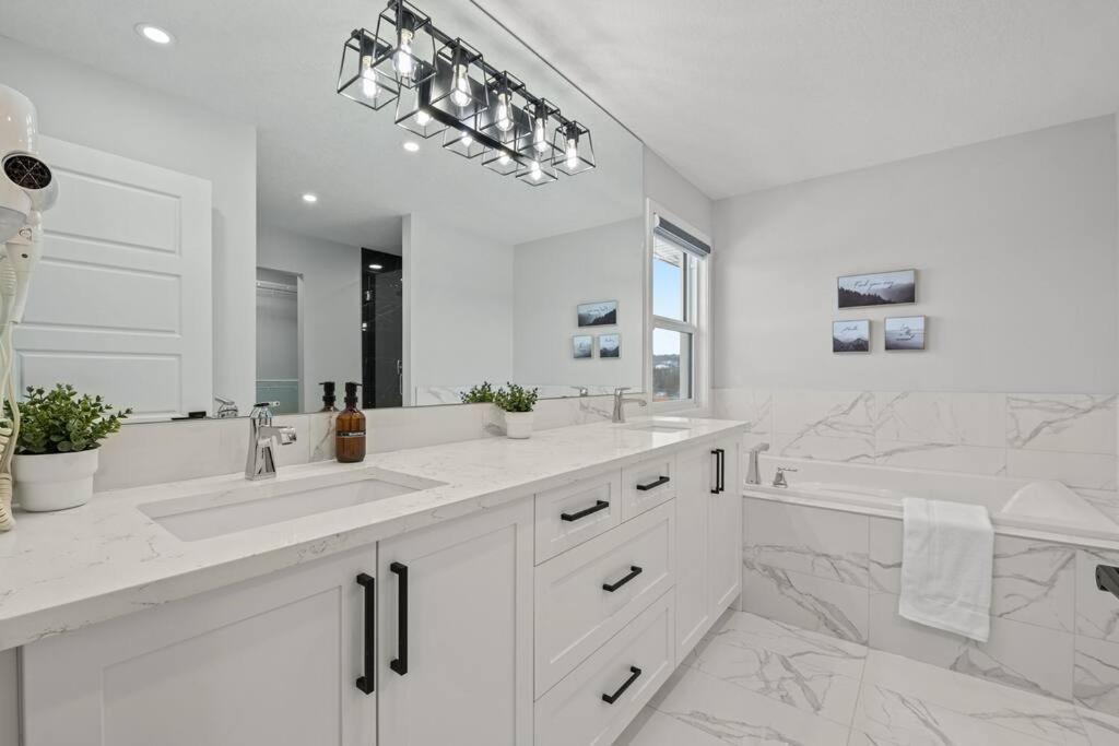 Luxury-4Bed With Ac-86"Tv-Brandnew In Cranston, Calgary Villa Exterior photo