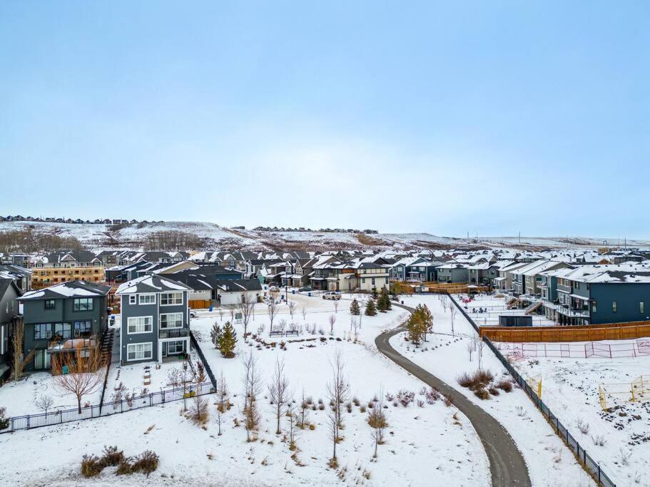 Luxury-4Bed With Ac-86"Tv-Brandnew In Cranston, Calgary Villa Exterior photo