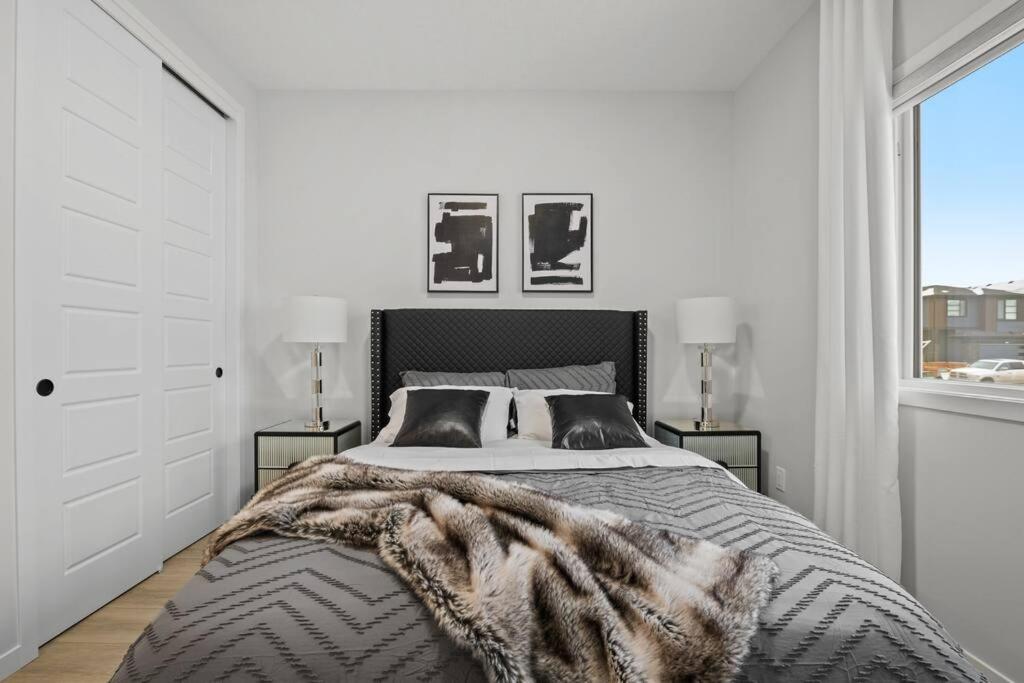 Luxury-4Bed With Ac-86"Tv-Brandnew In Cranston, Calgary Villa Exterior photo