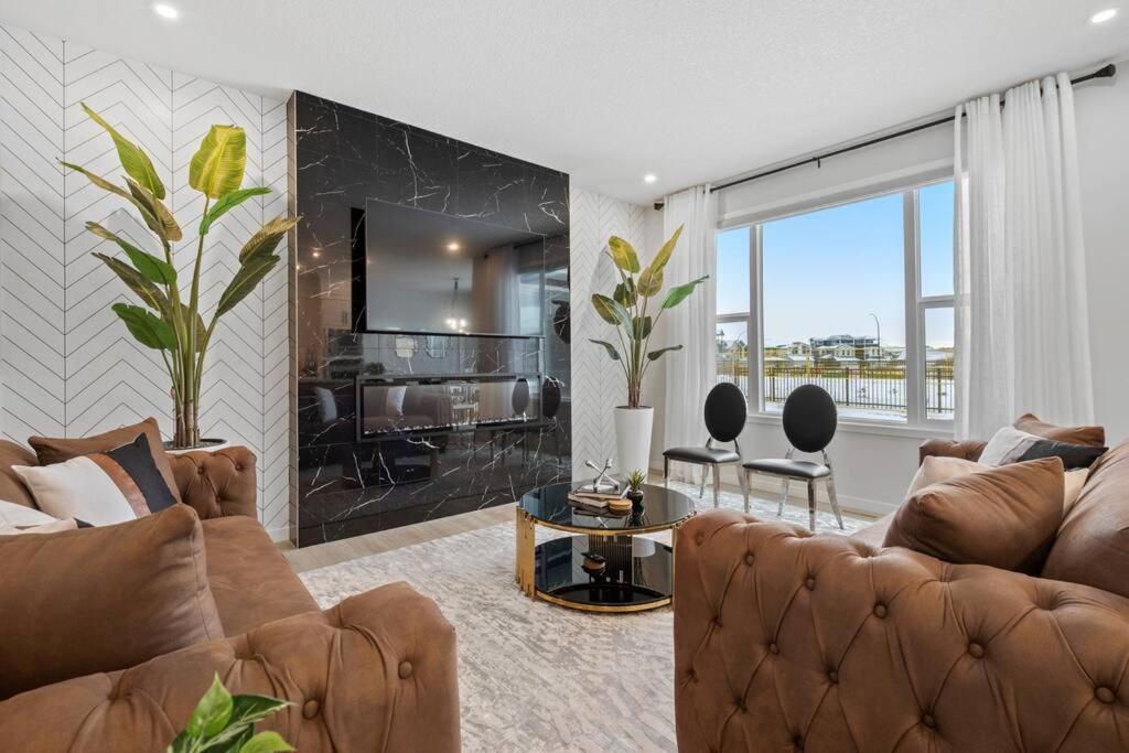 Luxury-4Bed With Ac-86"Tv-Brandnew In Cranston, Calgary Villa Exterior photo