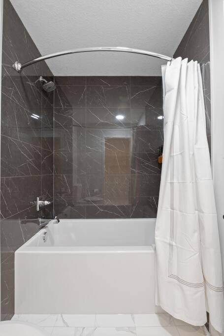 Luxury-4Bed With Ac-86"Tv-Brandnew In Cranston, Calgary Villa Exterior photo